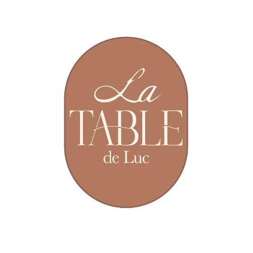 Logo La Table de Luc en blanc sur fond marron, restaurant raffiné au Mans centre