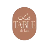 Logo La Table de Luc en blanc sur fond marron, restaurant raffiné au Mans centre